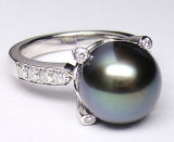 黒真珠の指輪　爪にダイヤを留めてオーダーメイド