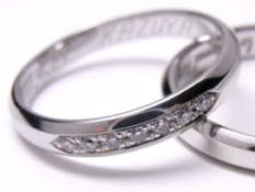 古い結婚指輪にメレダイヤを彫留