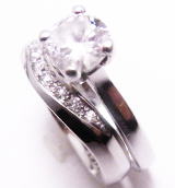 結婚指輪　婚約指輪とセットで着けるデザイン